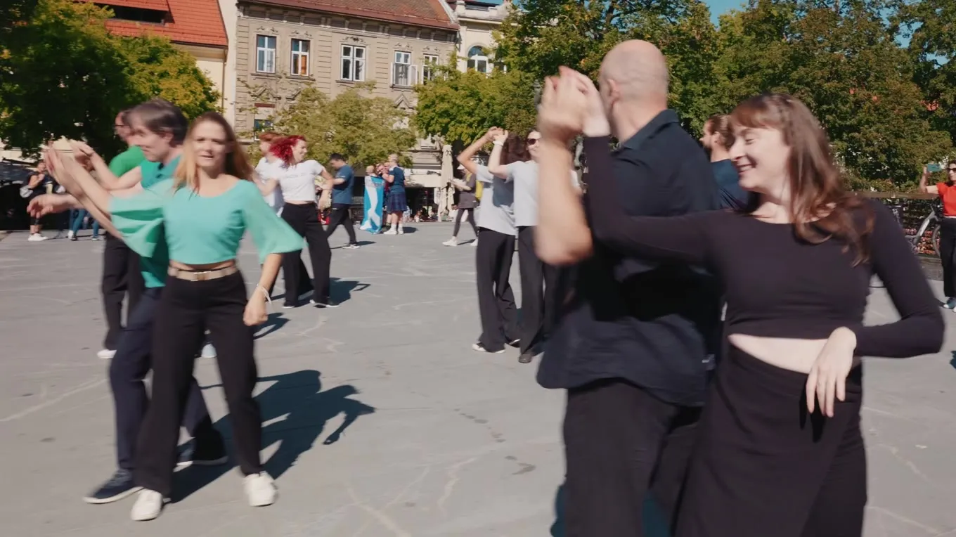 Dva para plešeta west coast swing na Mesarskem mostu v Ljubljani.